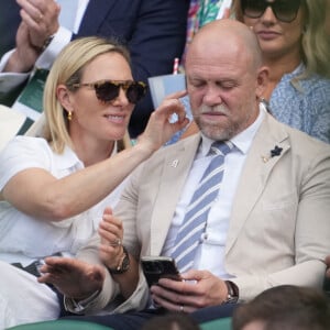 Zara Phillips et Mike Tindall assistent au tournoi de tennis de Wimbledon (27 juin - 11 juillet 2022) à Londres, le 28 juin 2022. Dans les tribunes, Zara Phillips se montrait très tendre envers son mari. 