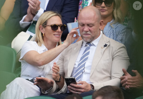 Zara Phillips et Mike Tindall assistent au tournoi de tennis de Wimbledon (27 juin - 11 juillet 2022) à Londres, le 28 juin 2022. Dans les tribunes, Zara Phillips se montrait très tendre envers son mari. 