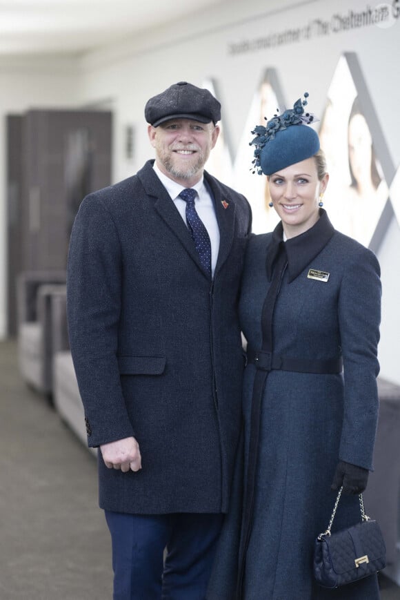 Zara Tindall et son mari Mike Tindall assistent au deuxième jour de la célèbre course de chevaux du festival de Cheltenham, le 16 mars 2022. 