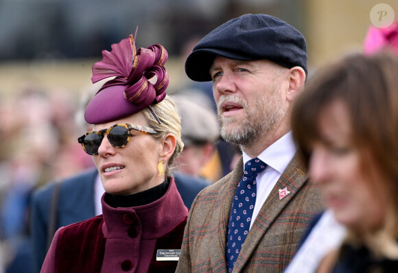 Zara Tindall et son mari Mike assistent au premier jour de la célèbre course de chevaux du festival de Cheltenham, le 15 mars 2022. 