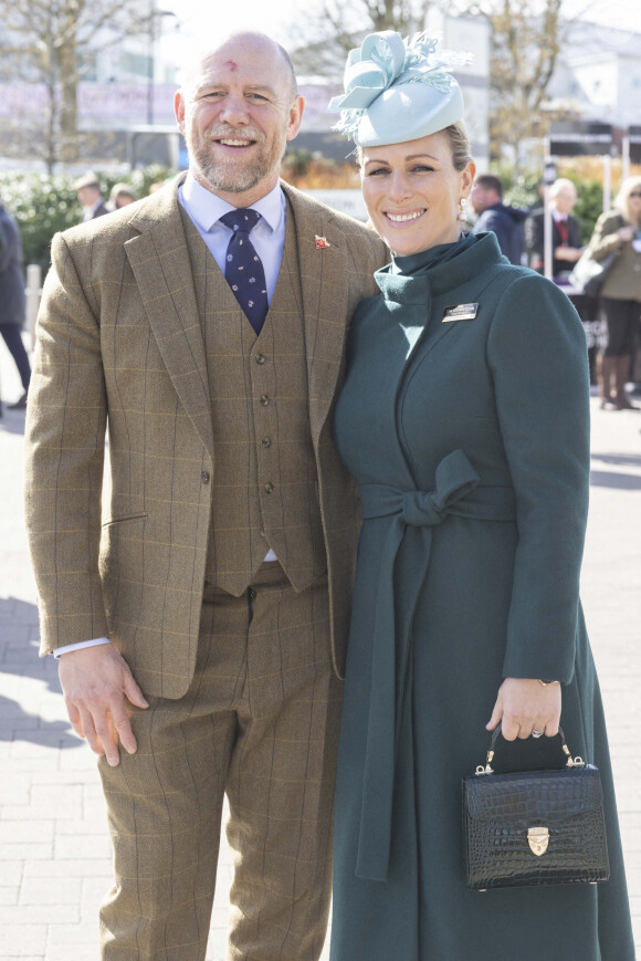 Zara Phillips (Zara Tindall) et son mari Mike Tindall lors du troisième jour de la célèbre course de chevaux du festival de Cheltenham, Royaume Uni, le 17 mars 2022. 