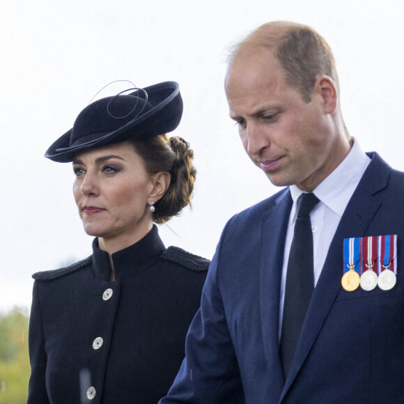 Le prince William, prince de Galles, et Catherine (Kate) Middleton, princesse de Galles, au centre d'entraînement de l'armée (ATC) Pirbright à Guildford. Cette visite a pour but de pour rencontrer des troupes du Commonwealth qui ont été déployées au Royaume-Uni pour participer aux funérailles de la reine Elizabeth II. Des soldats du Canada, d'Australie et de Nouvelle-Zélande se sont réunis à Pirbright pour répéter leurs rôles lors des funérailles de la souveraine. 