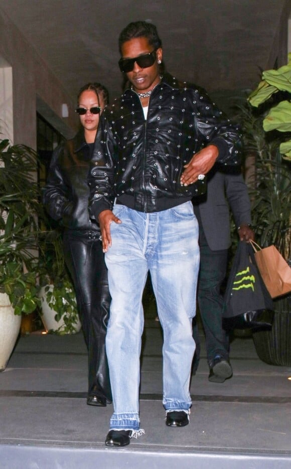 Exclusif - Rihanna et son compagnon ASAP Rocky profitent d'une soirée romantique au restaurant Issima à West Hollywood, Los Angeles, le 10 novembre 2022.