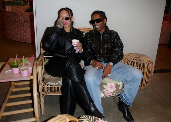 Exclusif - Rihanna et son compagnon ASAP Rocky passent un moment romantique en mangeant une glace ensemble à Los Angeles, le 10 novembre 2022.