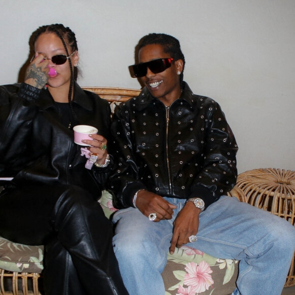 Exclusif - Rihanna et son compagnon ASAP Rocky passent un moment romantique en mangeant une glace ensemble à Los Angeles, le 10 novembre 2022.