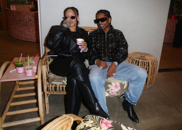 Exclusif - Rihanna et son compagnon ASAP Rocky passent un moment romantique en mangeant une glace ensemble à Los Angeles, le 10 novembre 2022.