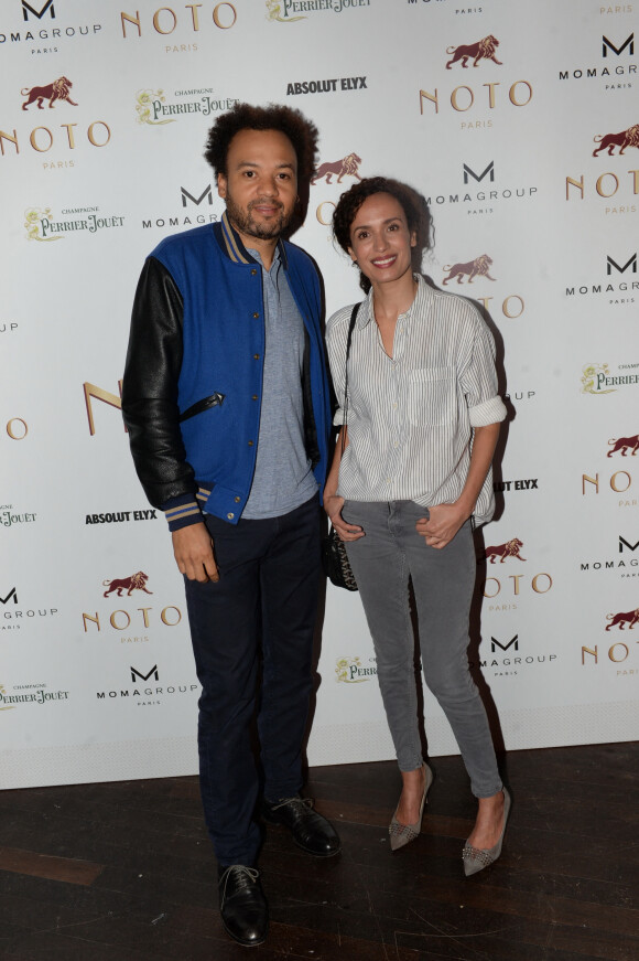 Exclusif - Fabrice Eboué et Amelle Chahbi lors de la soirée d'inauguration (cocktail dînatoire) du nouveau restaurant, méditerranéen, de la salle Pleyel, le Noto, à Paris, France, le 29 mars 2017. Benjamin Patou et Cyril Colbeau-Justin ont su s'entourer des meilleurs pour Noto. L'architecte L. Gonzalez et l'instigateur du projet B. Patou ont entrecroisé leurs inspirations et leurs imaginaires pour créer Noto. Au piano, le chef P. Charvet. © Rachid Bellak/Bestimage 