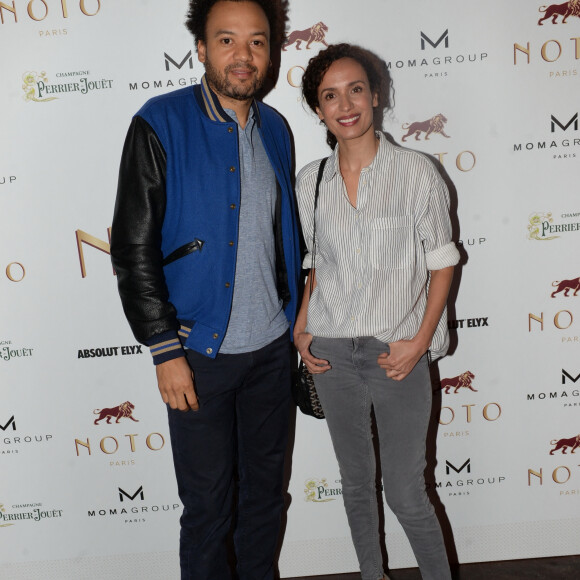 Exclusif - Fabrice Eboué et Amelle Chahbi lors de la soirée d'inauguration (cocktail dînatoire) du nouveau restaurant, méditerranéen, de la salle Pleyel, le Noto, à Paris, France, le 29 mars 2017. Benjamin Patou et Cyril Colbeau-Justin ont su s'entourer des meilleurs pour Noto. L'architecte L. Gonzalez et l'instigateur du projet B. Patou ont entrecroisé leurs inspirations et leurs imaginaires pour créer Noto. Au piano, le chef P. Charvet. © Rachid Bellak/Bestimage 