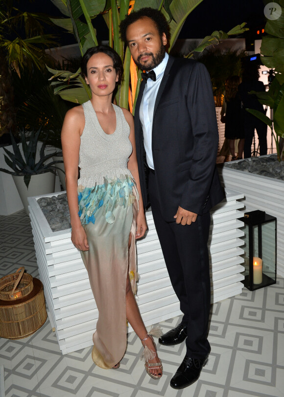 Fabrice Eboué et Amelle Chahbi (robe et chaussures Paule Ka) - Madame Figaro, Chopard et UniFrance s'associent pour célébrer le temps du dîner "Cannes French Party" le rayonnement du cinéma français dans le monde sur La terrasse By Albane lors du 70ème festival de Cannes le 18 mai 2017. © Veeren/Bestimage 