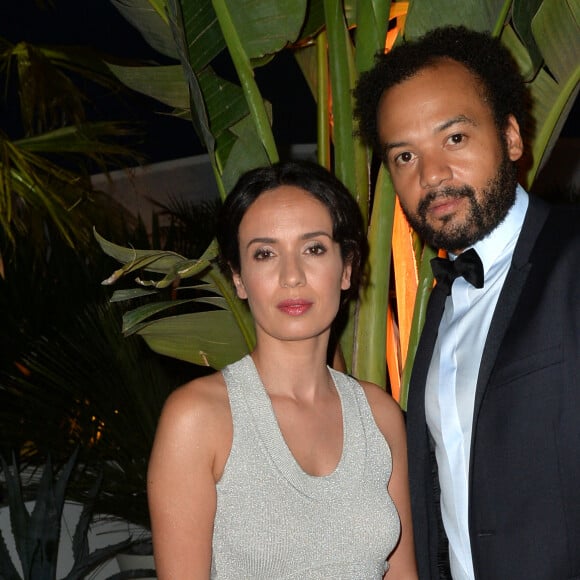 Fabrice Eboué et Amelle Chahbi (robe et chaussures Paule Ka) - Madame Figaro, Chopard et UniFrance s'associent pour célébrer le temps du dîner "Cannes French Party" le rayonnement du cinéma français dans le monde sur La terrasse By Albane lors du 70ème festival de Cannes le 18 mai 2017. © Veeren/Bestimage 