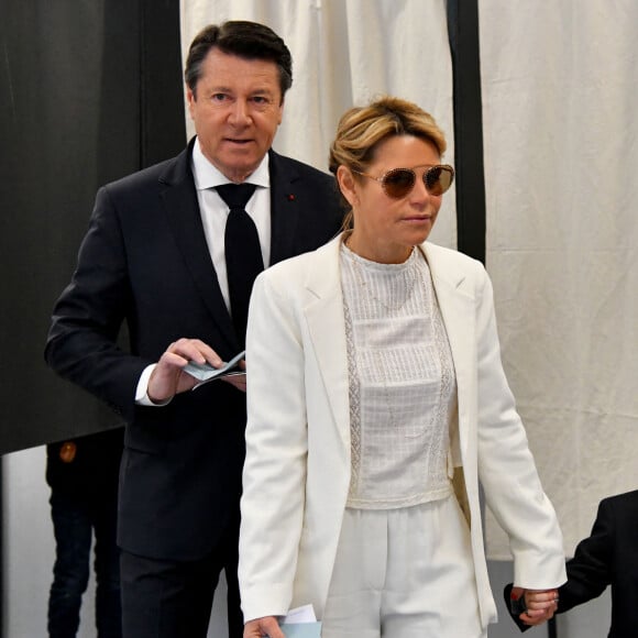 Christian Estrosi a voté en famille, avec sa femme Laura Tenoudji et leur fille Bianca à Nice, le 10 avril 2022. © Bruno Bebert/Bestimage