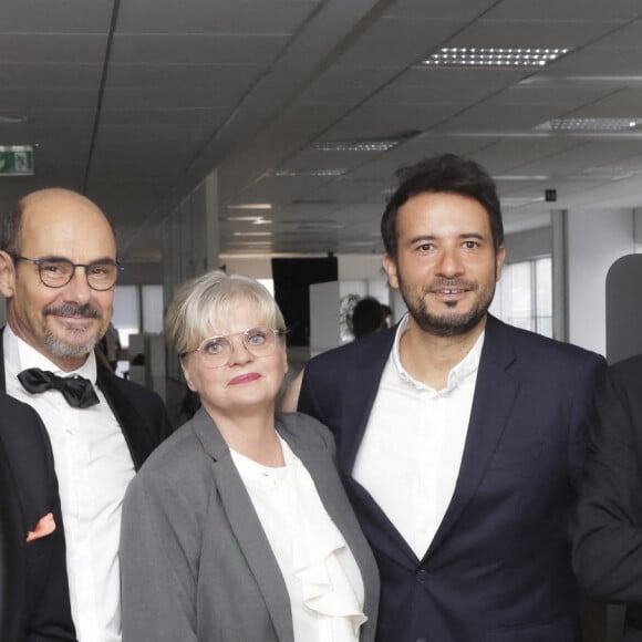 Exclusif - Les Inconnus (Didier Bourdon, Bernard Campan, Pascal Légitimus), Isabelle Nanty, Laurent Barat - Jour 10 - Tournage du fil conducteur de l'émission "Tous Inconnus" dans la Tour TF1 à Paris. Ils tentent d'être connus mais ce sont Les Inconnus. Le 18 octobre 2022 © Jack Tribeca / Bestimage Soirée évènement le lundi 14 novembre à 21h10 sur TF1, avec la diffusion de la fiction " Tous Inconnus ", inspirée de leurs sketchs cultes. L'HISTOIRE : Et si Les Inconnus se réveillaient un jour dans un monde où les Inconnus sont vraiment inconnus ? Dans cette fiction inédite, les trois humoristes sont de nouveau réunis dans un programme pour le moins étonnant.Un matin, les trois compères, D.Bourdon, B.Campan et P.Légitimus ont la désagréable surprise de découvrir que personne ne les reconnait et que le groupe d'humoriste n'a jamais existé. Démarre alors une quête pour nos trois amis qui tâcheront de comprendre cette situation absurde. Au fil de l'histoire, ils découvrent que leurs sketchs et chansons culte existent bel et bien mais qu'ils ont été interprétés par d'autres comédiens. Le téléspectateur découvre alors en même temps que le trio les copies conformes de ces sketchs mais joués par d'autres : Télémagouilles, Les chasseurs, C'est toi que je t'aime, Les sectes, Auteuil Neuilly Passy, Rap-tout, Le commissariat de police, Tournez ménages, Isabelle a les yeux bleus, ...En tout, 19 sketchs seront revisités pour l'occasion par une pléiade d'humoristes, comédiens et chanteurs. 