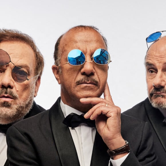 Exclusif - Rendez-vous avec Les Inconnus (Didier Bourdon, Bernard Campan et Pascal Légitimus) en studio à Paris. Le 4 octobre 2022 © Cyril Moreau / Bestimage Soirée évènement le lundi 14 novembre à 21h10 sur TF1, avec la diffusion de la fiction " Tous Inconnus ", inspirée de leurs sketchs cultes. L'HISTOIREEt si Les Inconnus se réveillaient un jour dans un monde où les Inconnus sont vraiment inconnus ?Dans cette fiction inédite, les trois humoristes sont de nouveau réunis dans un programme pour le moins étonnant.Un matin, les trois compères, Didier Bourdon, Bernard Campan et Pascal Légitimus ont la désagréable surprise de découvrir que personne ne les reconnait et que le groupe d'humoriste n'a jamais existé. Démarre alors une quête pour nos trois amis qui tâcheront de comprendre cette situation absurde. Au fil de l'histoire, ils découvrent que leurs sketchs et chansons culte existent bel et bien mais qu'ils ont été interprétés par d'autres comédiens. Le téléspectateur découvre alors en même temps que le trio les copies conformes de ces sketchs mais joués par d'autres : Télémagouilles, Les chasseurs, C'est toi que je t'aime, Les sectes, Auteuil Neuilly Passy, Rap-tout, Le commissariat de police, Tournez ménages, Isabelle a les yeux bleus, ...En tout, 19 sketchs seront revisités pour l'occasion par une pléiade d'humoristes, comédiens et chanteurs. 