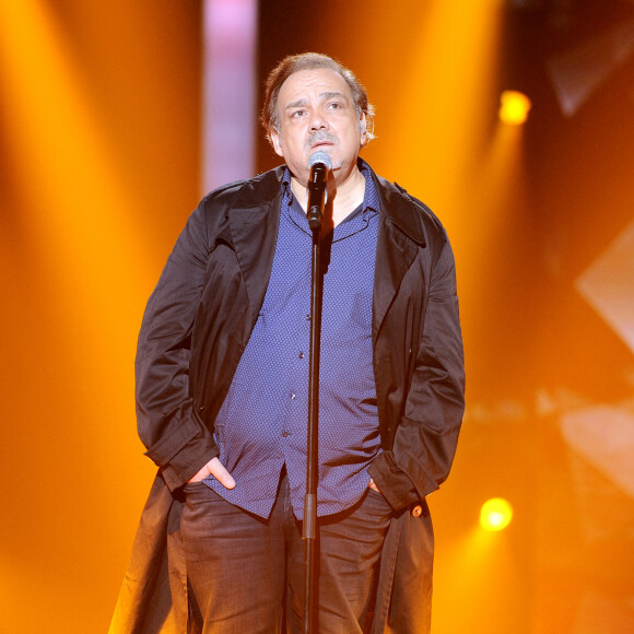 Exclusif - Didier Bourdon - Enregistrement de la 2ème partie de soirée de l'émission "Duos Mystères" à la Seine Musicale à Paris, diffusée le 20 août sur TF1. © Gaffiot-Moreau / Bestimage Pour la première fois à la télévision, les plus grandes stars acceptent de monter sur scène pour chanter un duo...sans savoir avec qui elles vont le partager ! Bienvenue dans un cache-cache musical inédit où les artistes et le public iront de surprises en surprises ! Après le succès de la première émission, " DUOS MYSTERES " est de retour sur TF1 le 20 août à 21h05 pour de nouveaux duos étonnants et exceptionnels. Pour chaque duo, les 2 artistes répètent seuls de leur côté, arrivent sur scène sans se croiser et prennent place de part et d'autre d'un mur écran. Ils commencent à chanter alors qu'ils ne savent toujours pas qui est avec eux sur scène ! Leurs voix vont se mêler avant même que les 2 personnalités ne se soient vues ! Sauront-elles se reconnaître ? Comment réagiront-elles quand le mur se lèvera enfin ? Dans " DUOS MYSTERES " tout commence par un jeu avant de basculer dans l'émotion ... Car, bien sûr, tous ces duos mystères ne sont pas associés par hasard ! Les artistes qui partageront la scène sont tous unis par une histoire forte ! Nous allons vous raconter ces histoires, ces parcours de vie, ces liens d'amitié, d'amour ou d'admiration... Le téléspectateur assistera aux premières loges à ce duo unique : il est le témoin privilégié d'une rencontre artistique aussi excitante qu'inattendue. Mais surtout, il pourra lui aussi jouer : pour la plupart des duos, on ne lui dévoilera qu'une seule des deux célébrités et il devra reconnaître à sa voix uniquement l'artiste mystère ! Et, avant de découvrir la voix de la première célébrité, des indices seront donnés au téléspectateur pour l'aider dans sa recherche. Tendez bien votre oreille ! Saurez-vous deviner avec qui chacune des personnalités partagera l'affiche ? Quelle sera l'émotion des artistes lorsqu'ils se découvriront enfin ? 