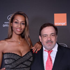 Didier Bourdon et sa femme Marie-Sandra Badini au photocall de la soirée "Orange" sur la plage de l'hôtel Majectic lors du 72ème Festival International du Film de Cannes, le 18 mai 2019. © Rachid Bellak/Bestimage 