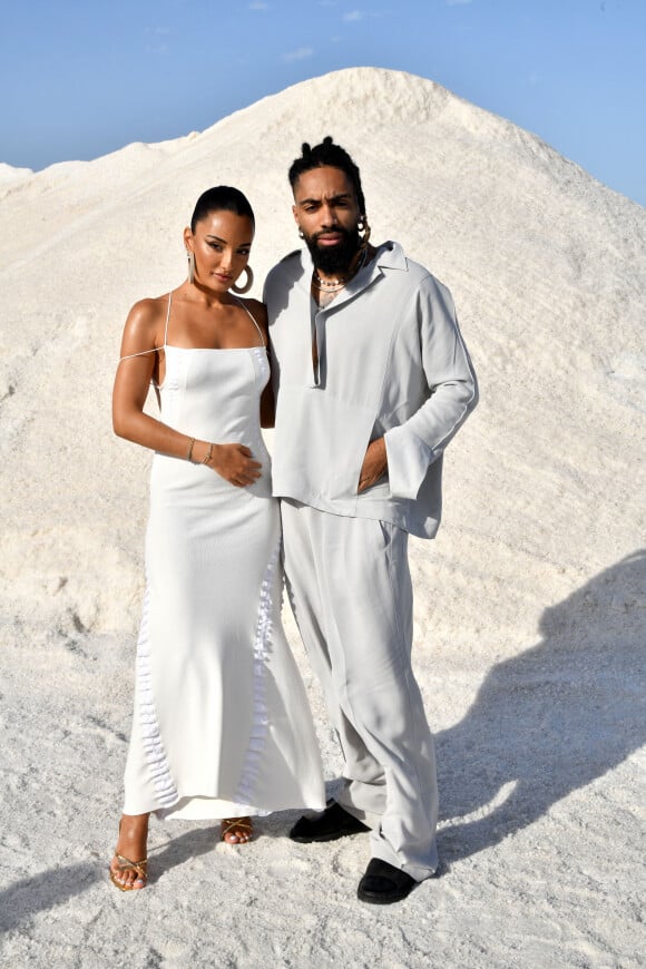 Amina Muaddi et Fary Lopes durant le défilé "Le Papier" la collection automne hiver 2022-2023 de Simon Porte Jacquemus aux Salin de Giraud à Arles, le 27 juin 2022. © Bruno Bebert/Bestimage 