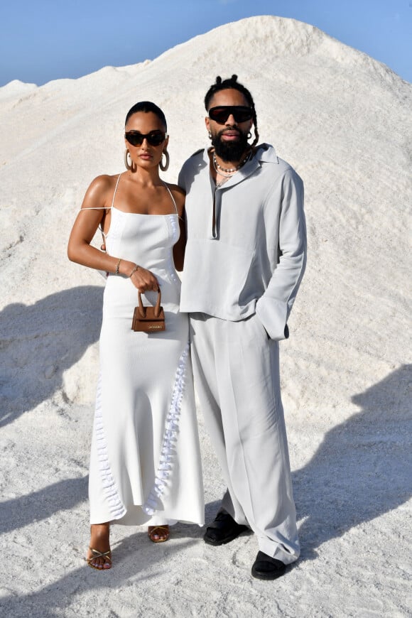 Amina Muaddi et Fary Lopes durant le défilé "Le Papier" la collection automne hiver 2022-2023 de Simon Porte Jacquemus aux Salin de Giraud à Arles, le 27 juin 2022.  © Bruno Bebert/Bestimage 