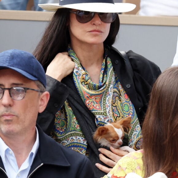 Gad Elmaleh, Demi Moore et son Chihuahua dans les tribunes lors des Internationaux de France de Tennis de Roland Garros 2022. Paris, le 5 juin 2022. © Dominique Jacovides/Bestimage 