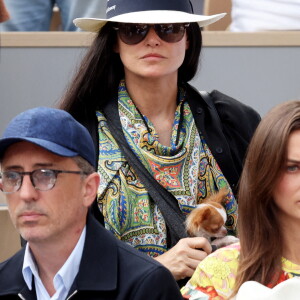 Gad Elmaleh, Demi Moore et son Chihuahua dans les tribunes lors des Internationaux de France de Tennis de Roland Garros 2022. Paris, le 5 juin 2022. © Dominique Jacovides/Bestimage 
