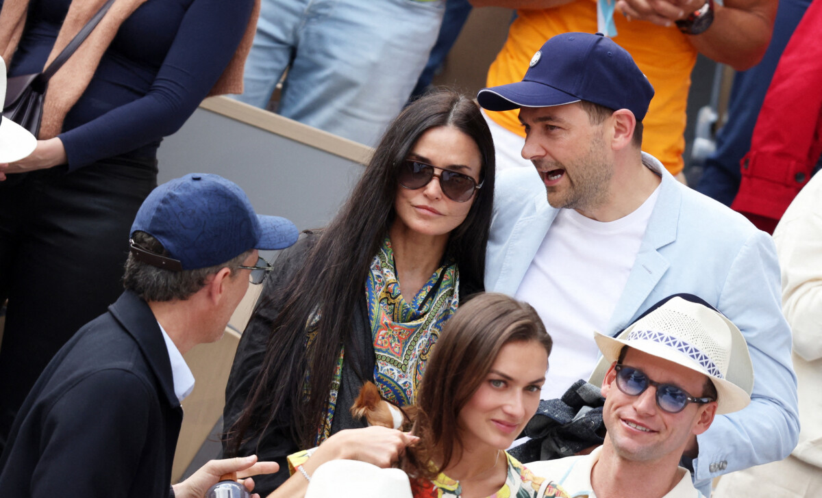 Photo : Gad Elmaleh, Demi Moore et son compagnon Daniel Humm dans les  tribunes lors des Internationaux de France de Tennis de Roland Garros 2022.  Paris, le 5 juin 2022. © Dominique Jacovides/Bestimage - Purepeople