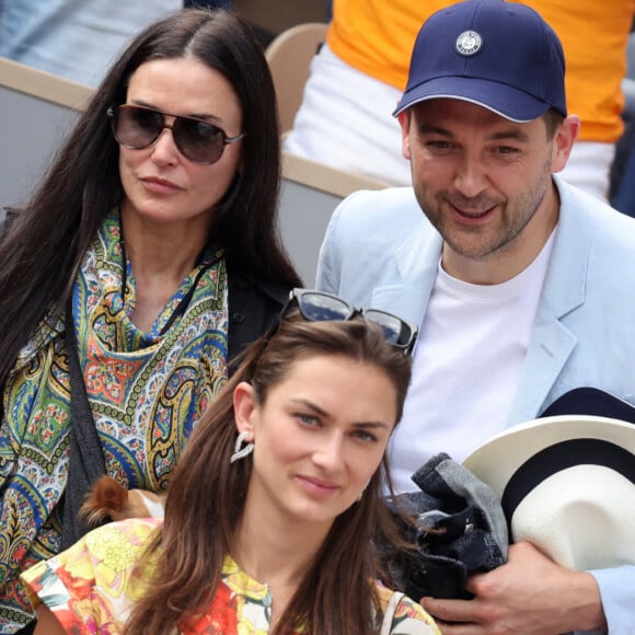 Gad Elmaleh, Demi Moore et son compagnon Daniel Humm dans les tribunes lors des Internationaux de France de Tennis de Roland Garros 2022. Paris, le 5 juin 2022. © Dominique Jacovides/Bestimage 