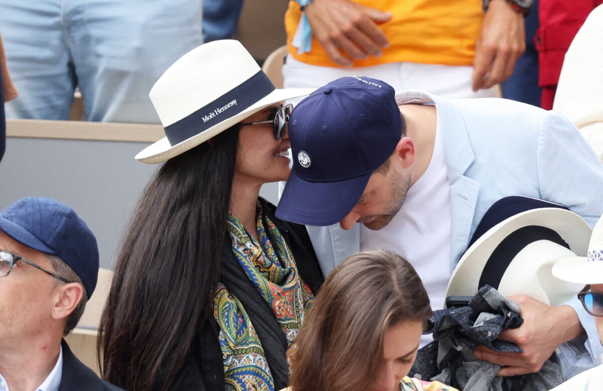 Photo : Demi Moore et son compagnon Daniel Humm dans les tribunes lors des  Internationaux de France de Tennis de Roland Garros 2022. Paris, le 5 juin  2022. © Dominique Jacovides/Bestimage - Purepeople