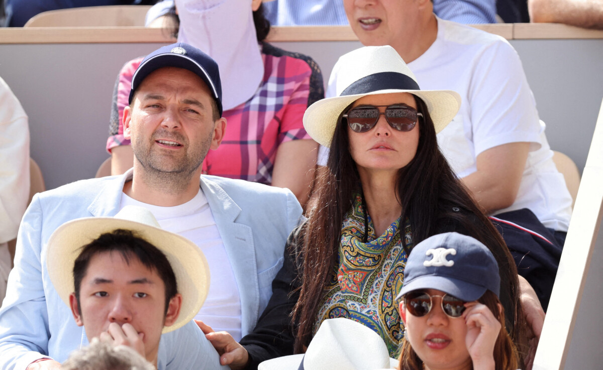 Photo : Demi Moore et son compagnon Daniel Humm dans les tribunes lors des  Internationaux de France de Tennis de Roland Garros. © Dominique  Jacovides/Bestimage - Purepeople