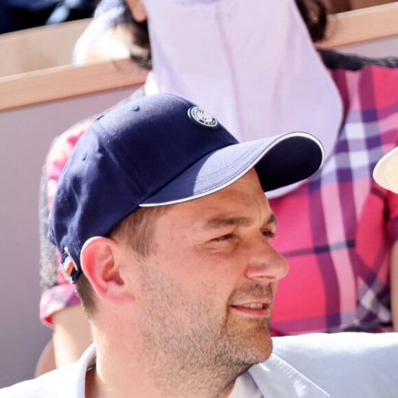 Demi Moore et son compagnon Daniel Humm dans les tribunes lors des Internationaux de France de Tennis de Roland Garros 2022. Paris, le 5 juin 2022. © Dominique Jacovides/Bestimage 