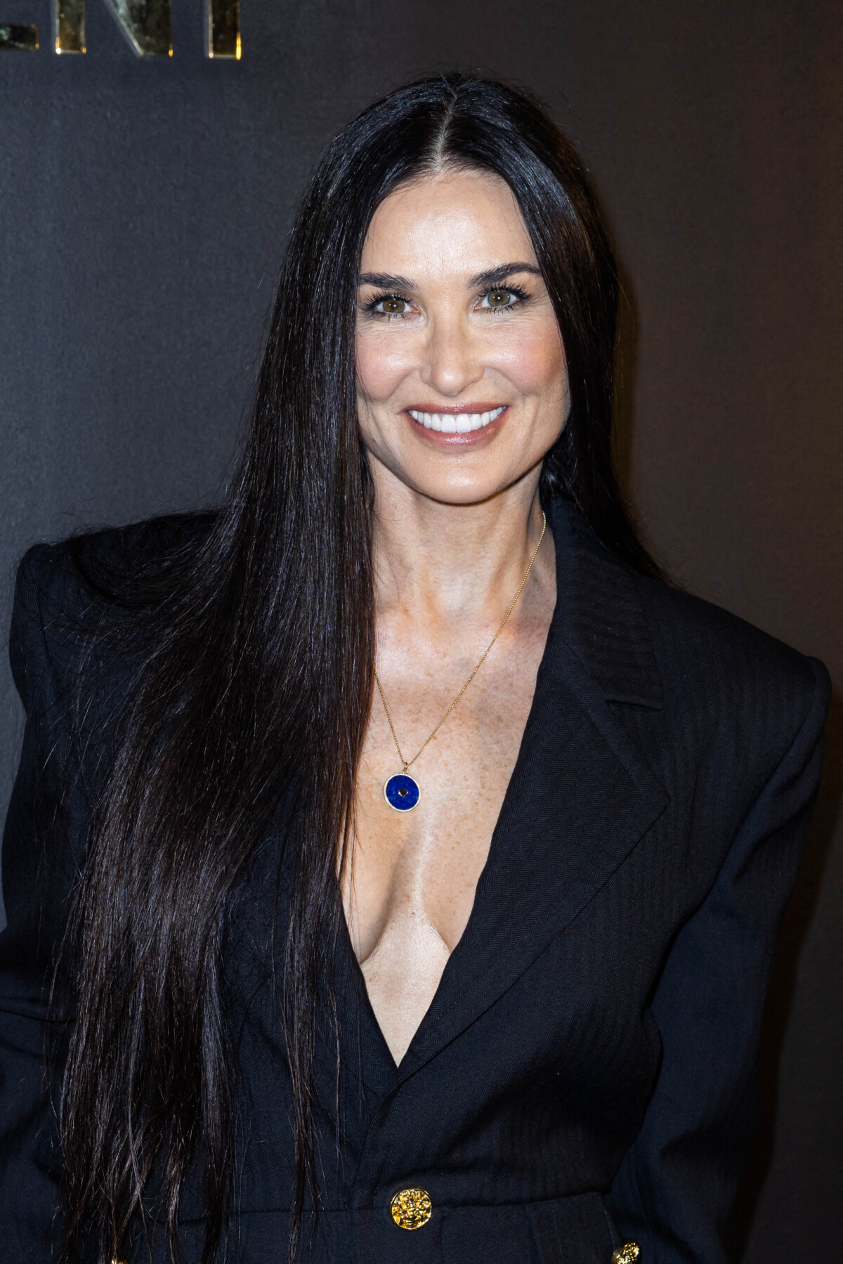 Photo : Demi Moore - People au photocall du défilé Saint-Laurent  Prêt-à-porter Automne/Hiver 2022/2023 dans le cadre de la Fashion Week de  Paris, France, le 1er Mars 2022. © Olivier Borde /Bestimage - Purepeople