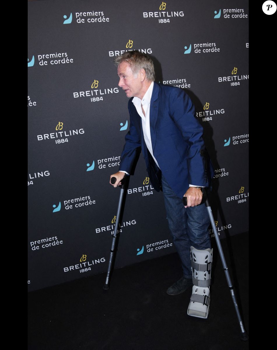Exclusif - Franck Dubosc en béquilles - Dîner de charité Breitling à la Samaritaine pour l'association "Premiers de Cordée" à Paris, le 14 novembre 2022. © Rachid Bellak/Bestimage