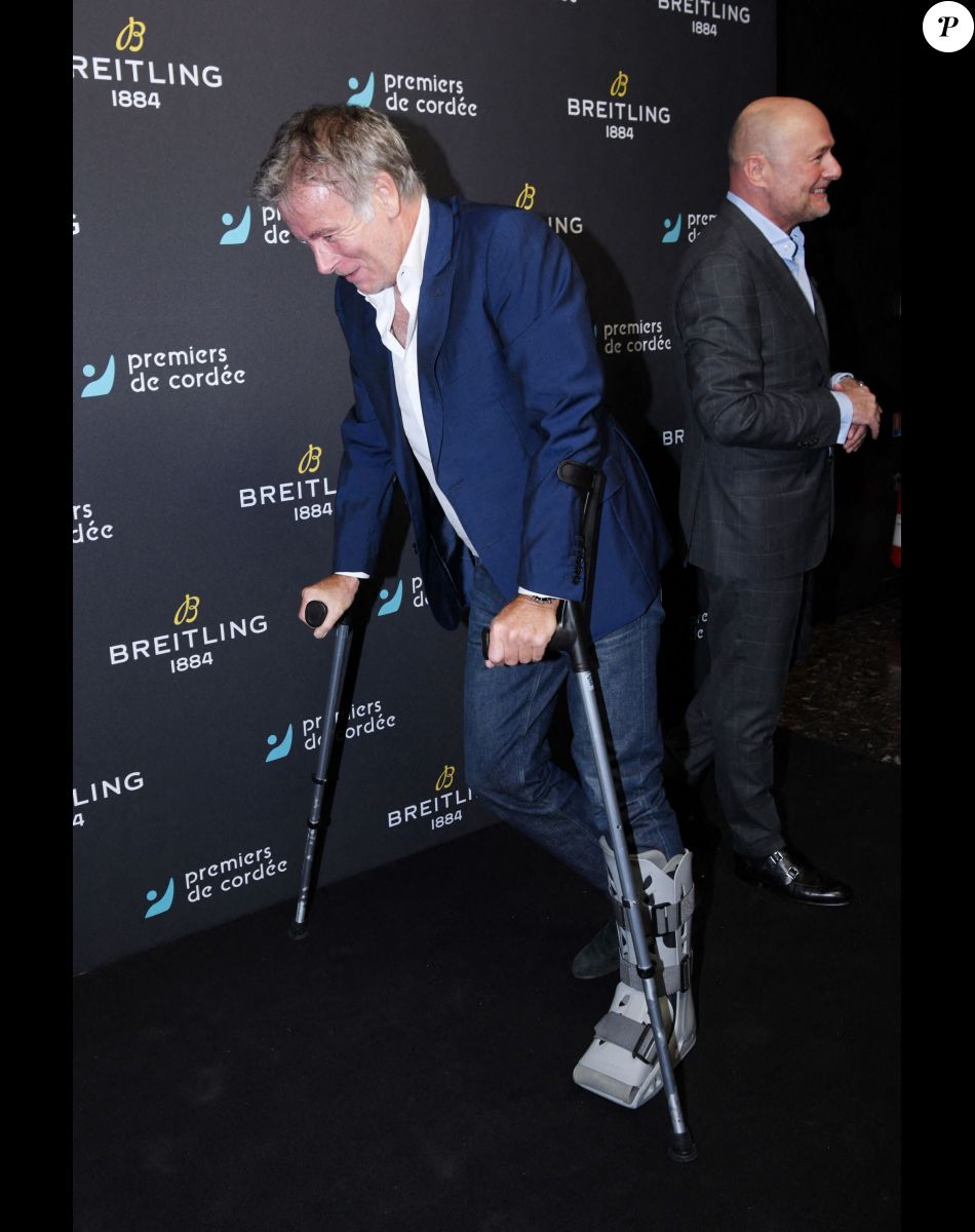 Exclusif - Franck Dubosc en béquilles - Dîner de charité Breitling à la Samaritaine pour l'association "Premiers de Cordée" à Paris, le 14 novembre 2022. © Rachid Bellak/Bestimage