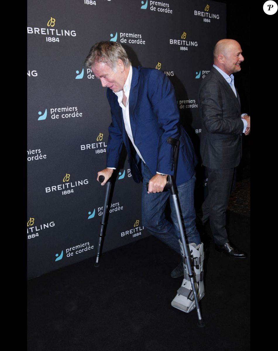 Exclusif - Franck Dubosc en béquilles - Dîner de charité Breitling à la Samaritaine pour l'association "Premiers de Cordée" à Paris, le 14 novembre 2022. © Rachid Bellak/Bestimage