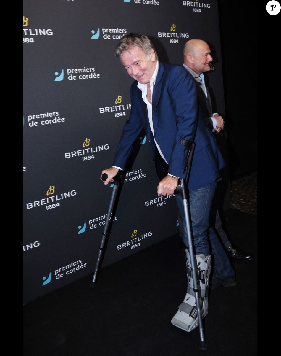 Exclusif - Franck Dubosc en béquilles - Dîner de charité Breitling à la Samaritaine pour l'association "Premiers de Cordée" à Paris, le 14 novembre 2022. © Rachid Bellak/Bestimage