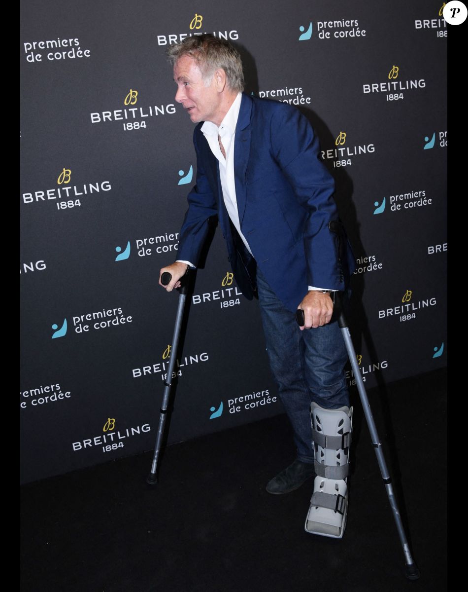 Exclusif - Franck Dubosc en béquilles - Dîner de charité Breitling à la Samaritaine pour l'association "Premiers de Cordée" à Paris, le 14 novembre 2022. © Rachid Bellak/Bestimage