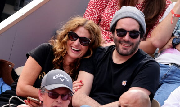 Aurélie Saada (Brigitte) et son compagnon - Célébrités dans les tribunes des internationaux de France de Roland Garros à Paris le 31 mai 2022. © Cyril Moreau - Dominique Jacovides/Bestimage