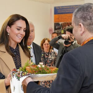 Catherine (Kate) Middleton, princesse de Galles, en visite au centre communautaire ukrainien de Reading, le 17 novembre 2022. Elle y rencontre des familles ukrainiennes pour en savoir plus sur le soutien que le centre apporte à ceux qui arrivent au Royaume-Uni à la suite du conflit en Ukraine. 