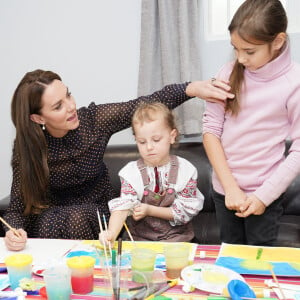 Catherine (Kate) Middleton, princesse de Galles, en visite au centre communautaire ukrainien de Reading, le 17 novembre 2022. Elle y rencontre des familles ukrainiennes pour en savoir plus sur le soutien que le centre apporte à ceux qui arrivent au Royaume-Uni à la suite du conflit en Ukraine. 