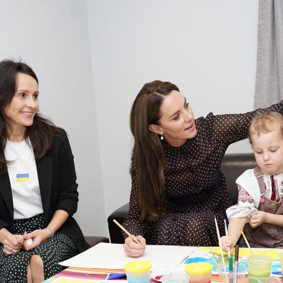 Catherine (Kate) Middleton, princesse de Galles, en visite au centre communautaire ukrainien de Reading, le 17 novembre 2022. Elle y rencontre des familles ukrainiennes pour en savoir plus sur le soutien que le centre apporte à ceux qui arrivent au Royaume-Uni à la suite du conflit en Ukraine. 