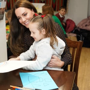 Catherine (Kate) Middleton, princesse de Galles, en visite au centre communautaire ukrainien de Reading, le 17 novembre 2022. Elle y rencontre des familles ukrainiennes pour en savoir plus sur le soutien que le centre apporte à ceux qui arrivent au Royaume-Uni à la suite du conflit en Ukraine. 