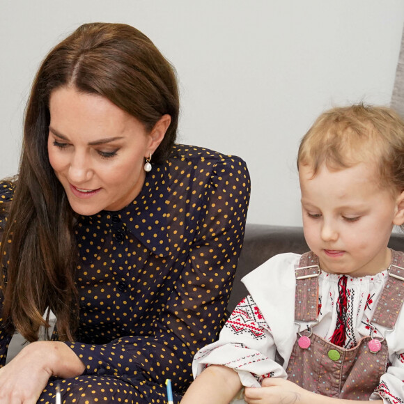 Catherine (Kate) Middleton, princesse de Galles, en visite au centre communautaire ukrainien de Reading, le 17 novembre 2022. Elle y rencontre des familles ukrainiennes pour en savoir plus sur le soutien que le centre apporte à ceux qui arrivent au Royaume-Uni à la suite du conflit en Ukraine. 