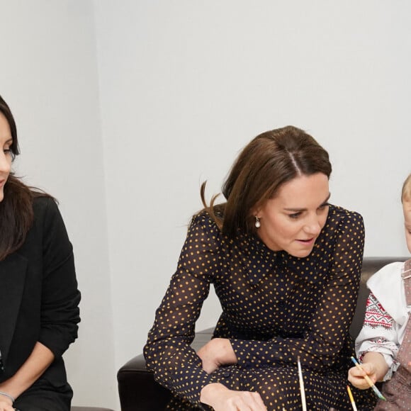 Catherine (Kate) Middleton, princesse de Galles, en visite au centre communautaire ukrainien de Reading, le 17 novembre 2022. Elle y rencontre des familles ukrainiennes pour en savoir plus sur le soutien que le centre apporte à ceux qui arrivent au Royaume-Uni à la suite du conflit en Ukraine. 