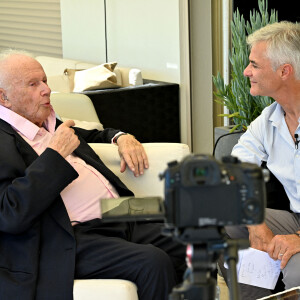 Exclusif - Rendez-vous avec Philippe Bouvard et sa femme Colette à leur domicile à Cannes, France, le 24 août 2022, pour une interview avec Cyril Viguier pour TV5 Monde