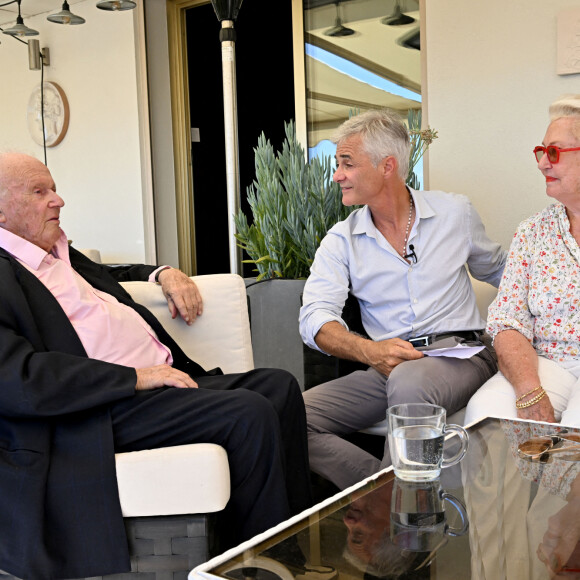 Exclusif - Rendez-vous avec Philippe Bouvard et sa femme Colette à leur domicile à Cannes, France, le 24 août 2022, pour une interview avec Cyril Viguier pour TV5 Monde