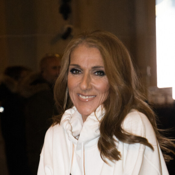 Céline Dion porte un sweat blanc à capuche avec l'inscription "I'M WORTH IT" (Je le vaux bien) à la sortie de l'hôtel Plaza Athénée après le tournage pour l'Oréal à Paris, France, le 30 janvier 2019. 