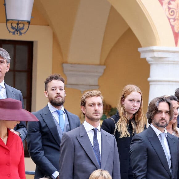 Beatrice Borromeo, Pierre Casiraghi, Francesco et Stefano, Dimitri Rassam, Balthazar Rassam, Charlotte Casiraghi, Raphaël Elmaleh, Sasha Casiraghi, Andrea Casiraghi, Tatiana Santo Domingo, India Casiraghi - La famille princière de Monaco dans la cour du palais lors de la Fête Nationale de la principauté de Monaco le 19 novembre 2022. © Dominique Jacovides / Bruno Bebert / Bestimage 