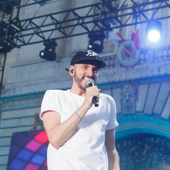 Christophe Willem - Concert RFM Music Show sur le parvis de l'Hôtel de Ville de Levallois Perret. Le 18 juin 2022. © Christophe Clovis / Bestimage.