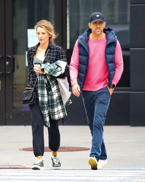 Ryan Reynolds et sa femme Blake Lively se promènent avec une amie à New York, le 25 avril 2022