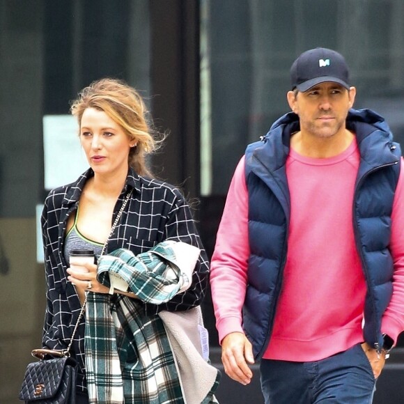 Ryan Reynolds et sa femme Blake Lively se promènent avec une amie à New York, le 25 avril 2022