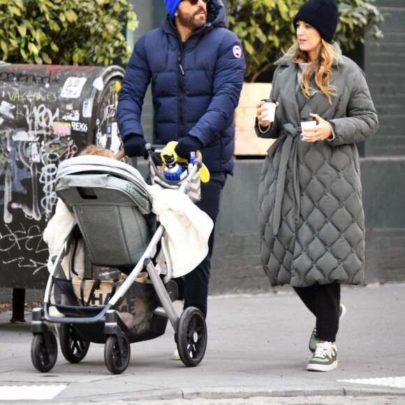 Exclusif - Blake Lively et son mari Ryan Reynolds se promènent avec leur fille Betty dans les rues de New York. Le 30 mars 2022