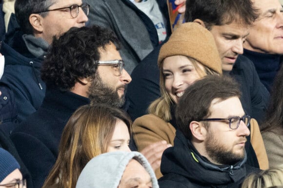 Maxim Nucci (Yodelice) et sa compagne Isabelle Ithurburu dans les tribunes lors du match de rugby du Tournoi des 6 Nations opposant la France à l'Angleterre au stade de France, à Saint-Denis, Seine Saint-Denis, France, le 19 mars 2022